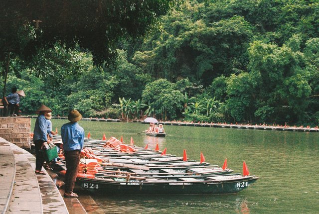 Du khách trên thuyền Tràng An