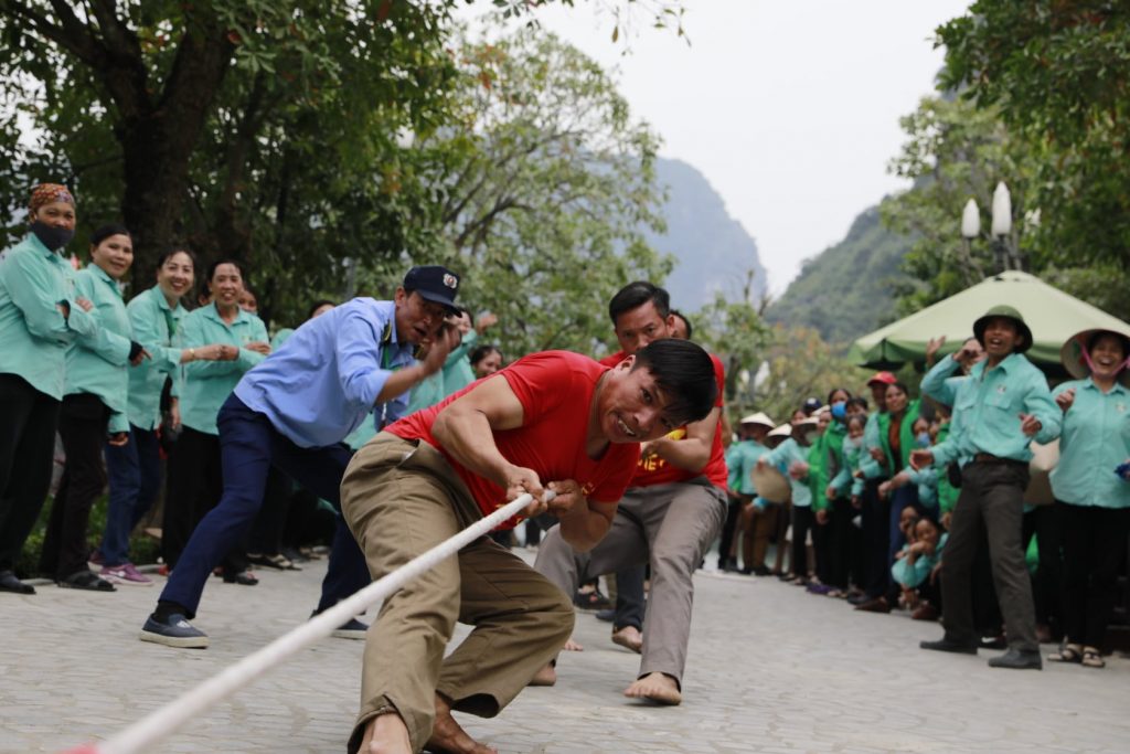 Tổ Chuyên trong phần thi kéo co