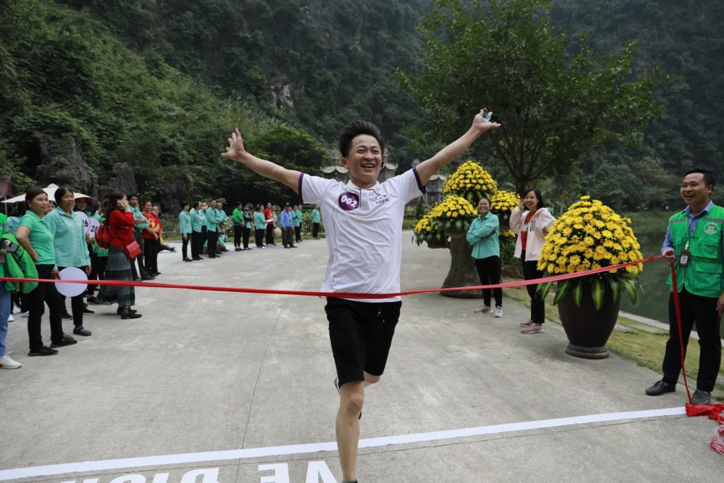 Anh Hòa - Đội Văn phòng là người đầu tiên về đích trong môn thi chạy marathon