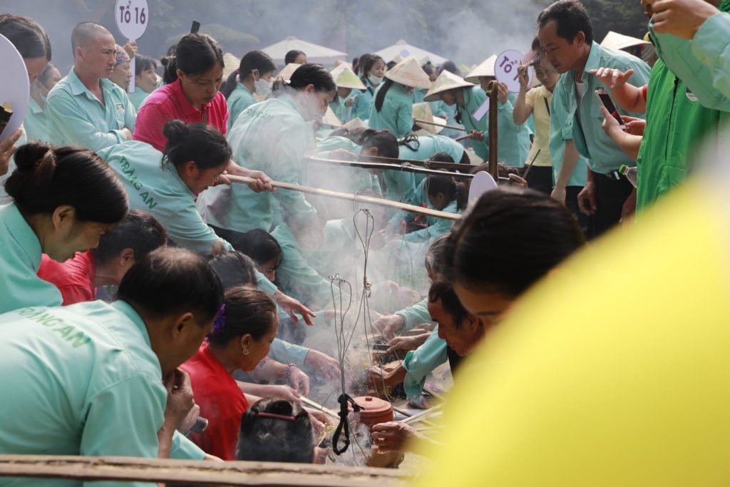 Phần thi nấu cơm đòi hỏi sự khéo léo và sức mạnh