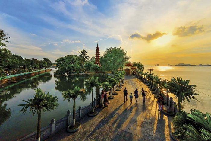 Du lịch Hà Nội - 12 địa điểm, 5 đặc sản phải trải nghiệm khi đến Thủ đô nghìn năm Văn hiến 33 Chùa Trấn Quốc - ngôi chùa cổ nhất Việt Nam với hơn 1500 tuổi.