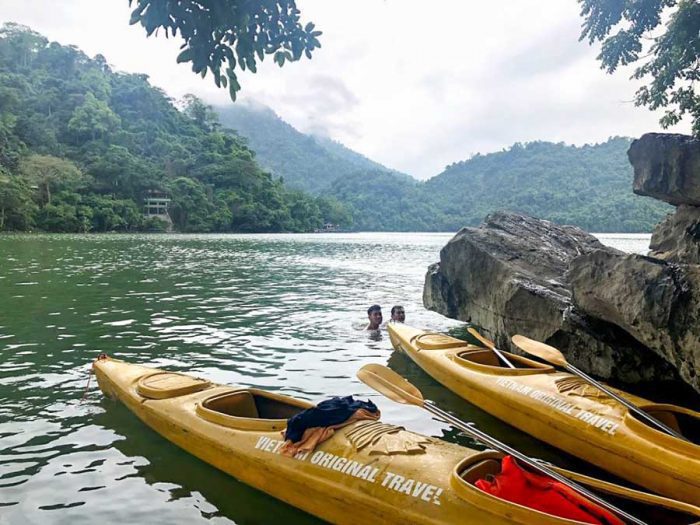 Kinh nghiệm du lịch hồ Ba Bể - Viên ngọc xanh của vườn quốc gia Ba Bể 14 Chèo thuyền Kayak