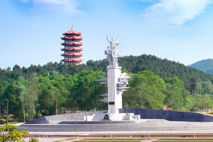 Cụm tượng 10 nữ thanh niên xung phong