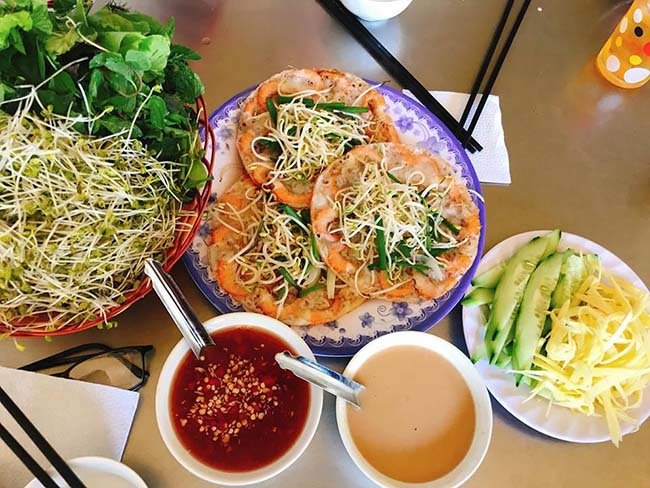 Đặc sản Bình Định - Bánh xèo tôm nhảy