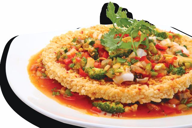 Cơm cháy ăn kèm với sốt hải sản đặc trưng