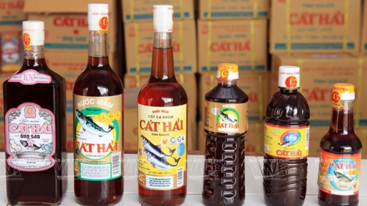 Nước mắm Cát Hải - đặc sản Hải Phòng làm quà được nhiều người ưa chuộng.