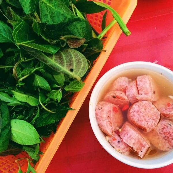 Nem chua An Thọ ăn kèm với chanh