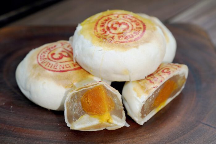 Bánh pía sầu riêng trứng muối