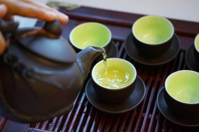 Rót trà và thưởng thức trà là một nghệ thuật