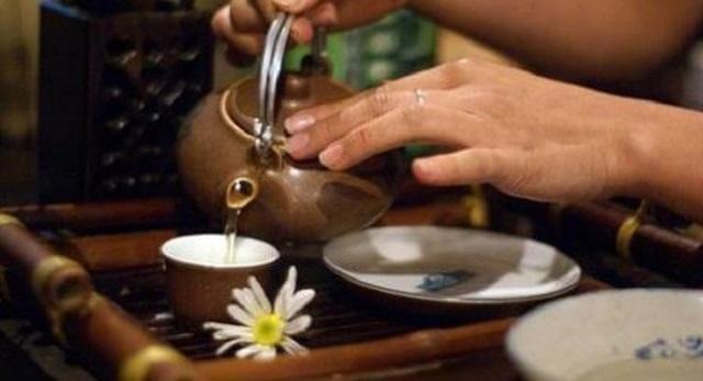 Nên chọn ấm pha trà bằng đất nung để làm nổi bật hương vị trà Thái Nguyên