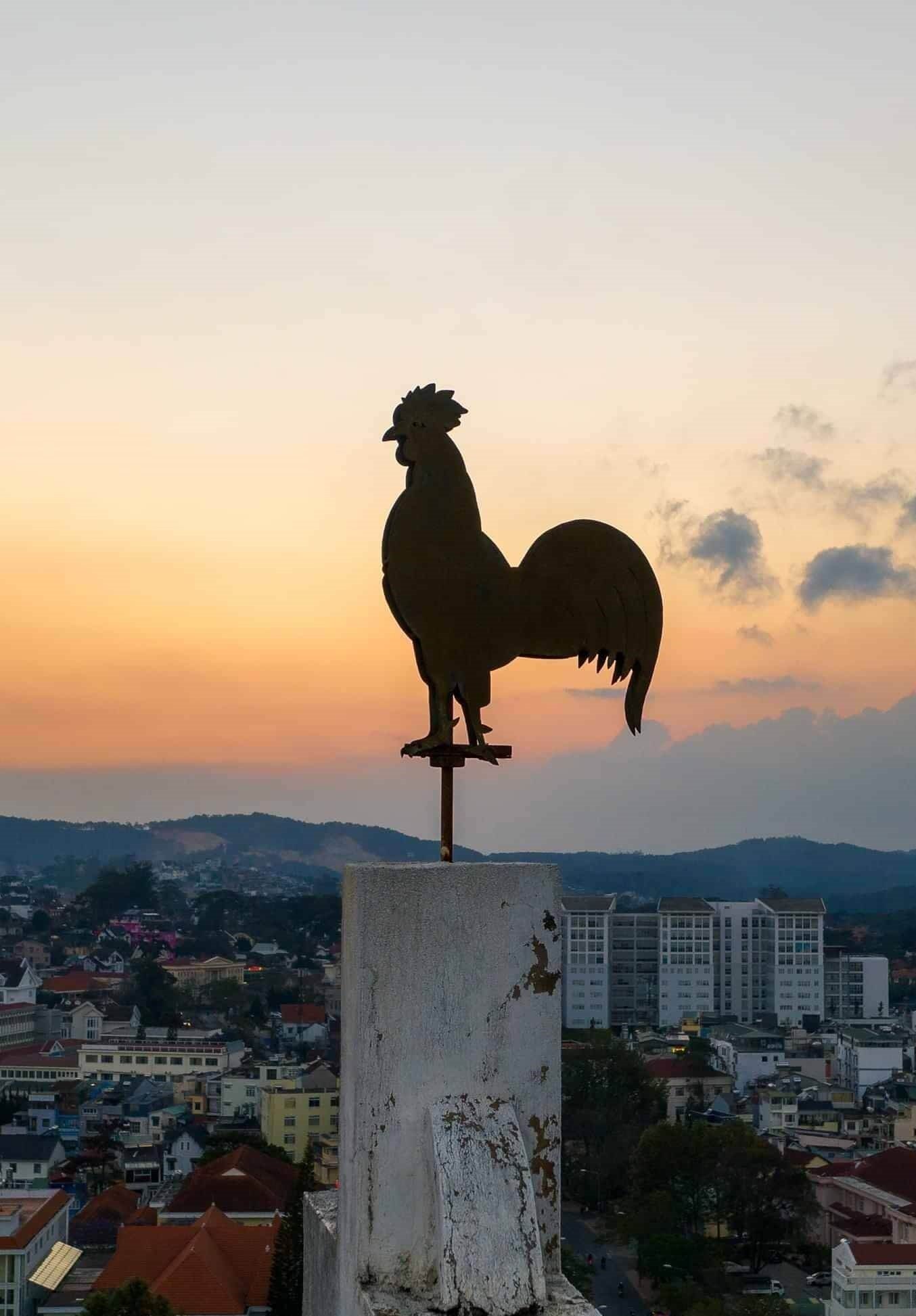 Biểu tượng con gà trên cây thánh giá