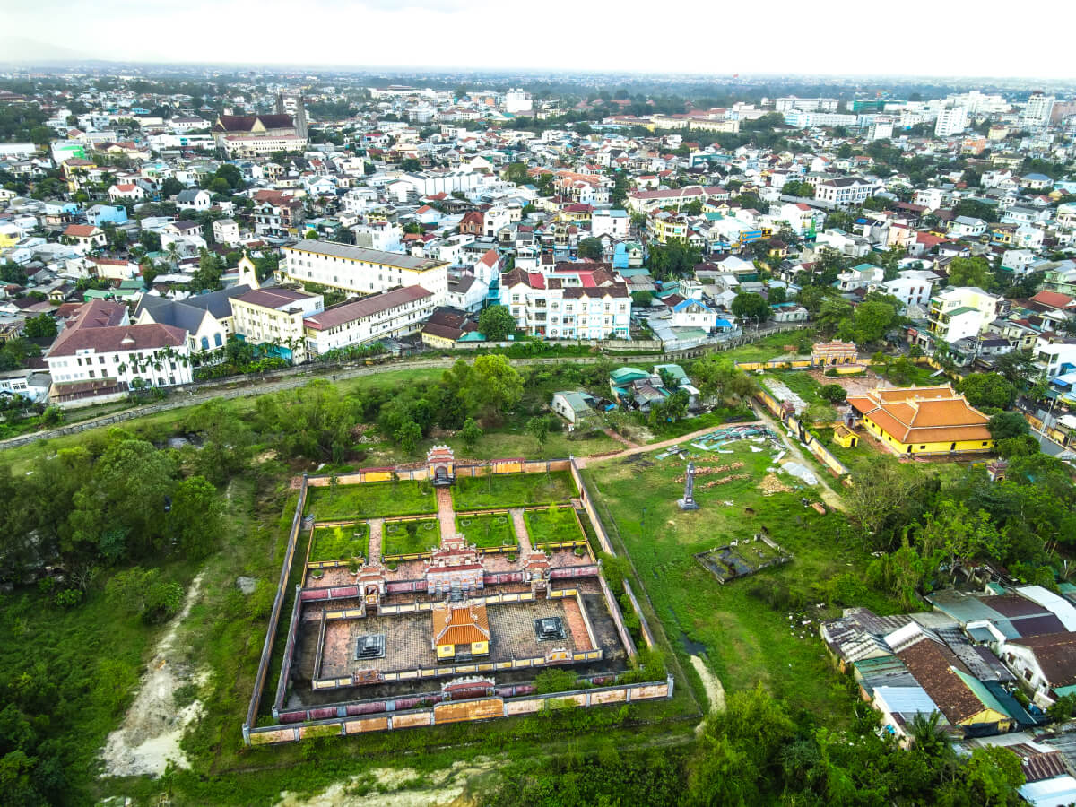 Toàn cảnh lăng Dục Đức Huế