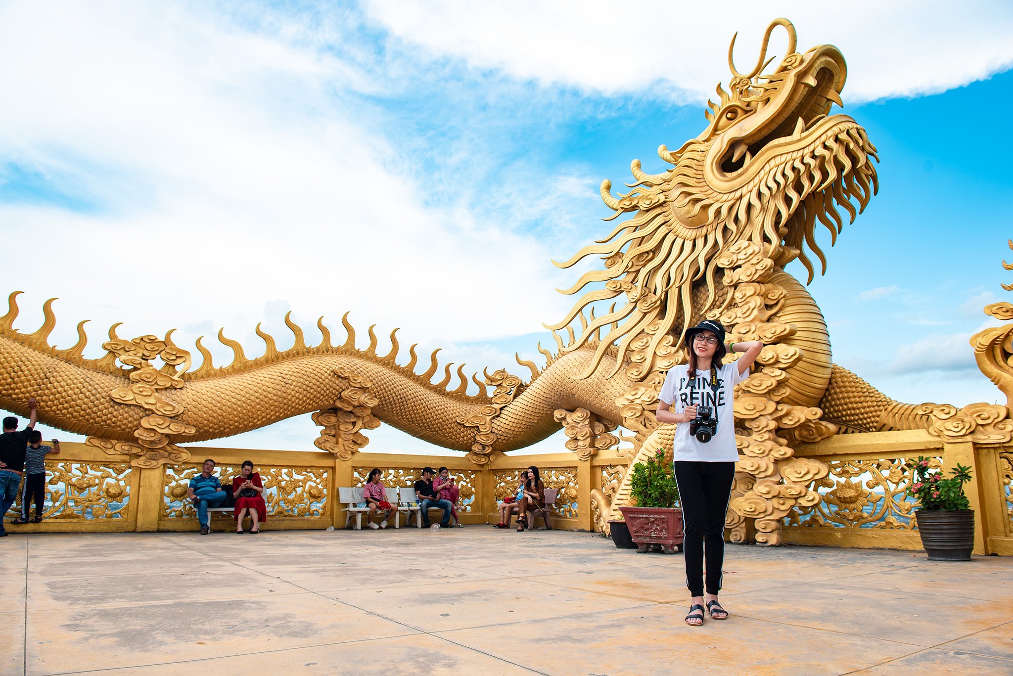Rồng cỡ lớn ghép từ gốm sứ chùa Châu Thới