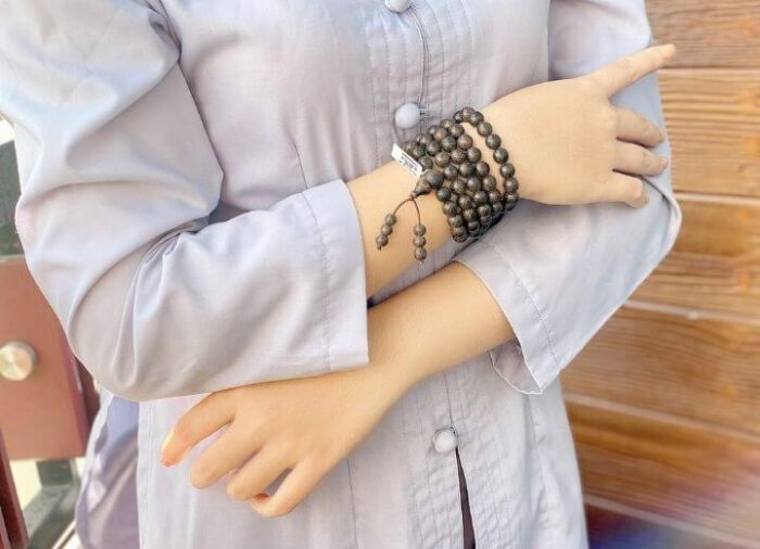 Cách đeo vòng trầm hương