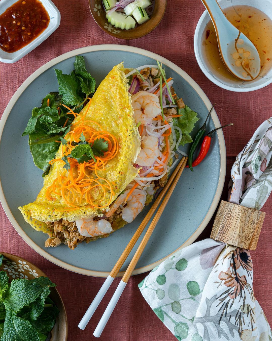6 Flavorful Wraps for a Culinary Adventure in Ho Chi Minh City 10 Banh Xeo - Photo: @wanderingchopstix
