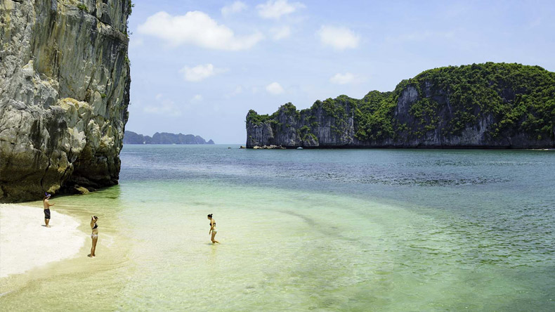 A Hidden Gem: Ba Trai Dao Beach Travel Guide 3 Crystal clear water at "three-peaches" beach