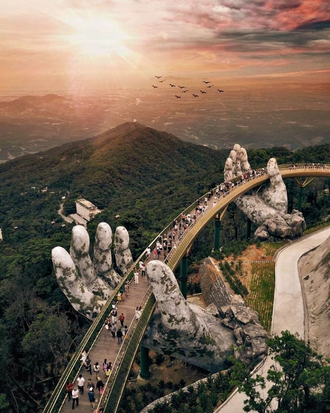 Golden Bridge - Photo: Instragram @travelingtheworld