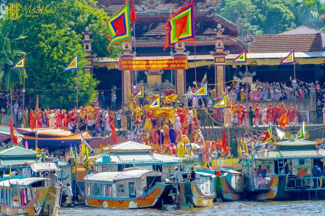 Hon Chen Temple Festival - Photo: @visithuevietnam