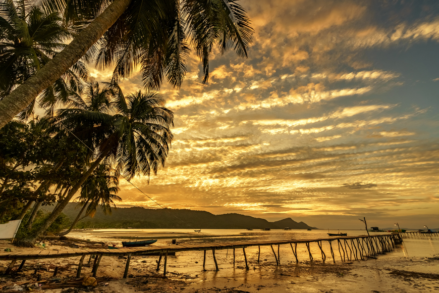 Sunset over the ocean at Ong Lang