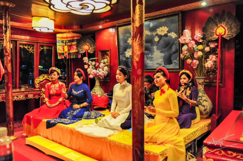 Imperial Music performed on Huong River, Hue. Photo: @dailytravel