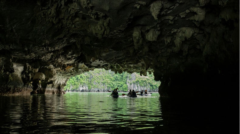 Kayaking through Luon Cave (Hang Luôn)