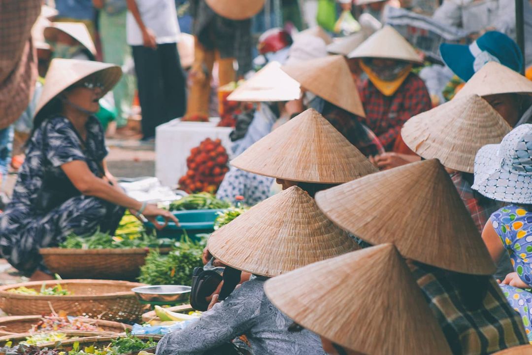 Women in Non la at Dong Ba Market