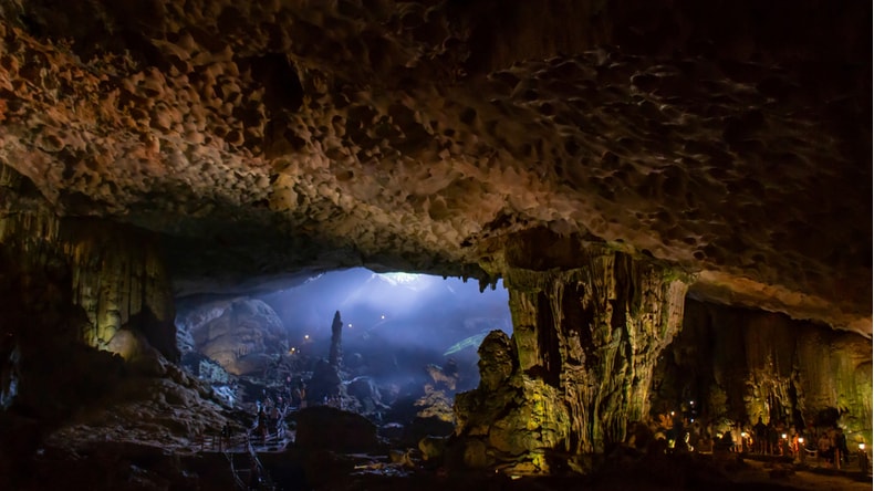 Huge cave hall (10,000 m²)