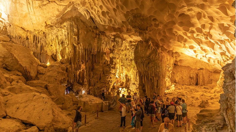 Sung sot cave busy during peak season