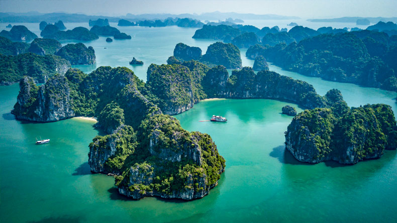 Stunning landscapes in Halong Bay!