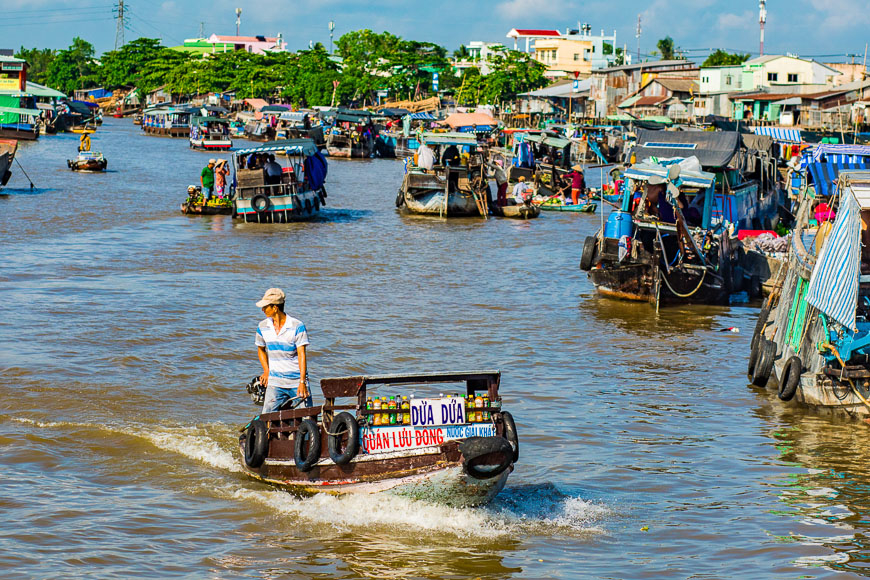 Sunrise at Can Tho's floating market