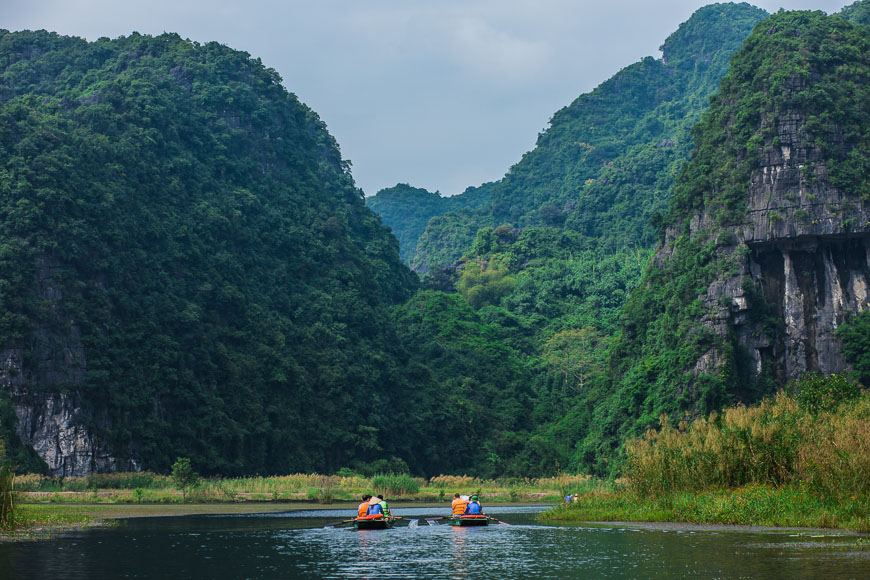 Paddleboat eco-tours in Trang An