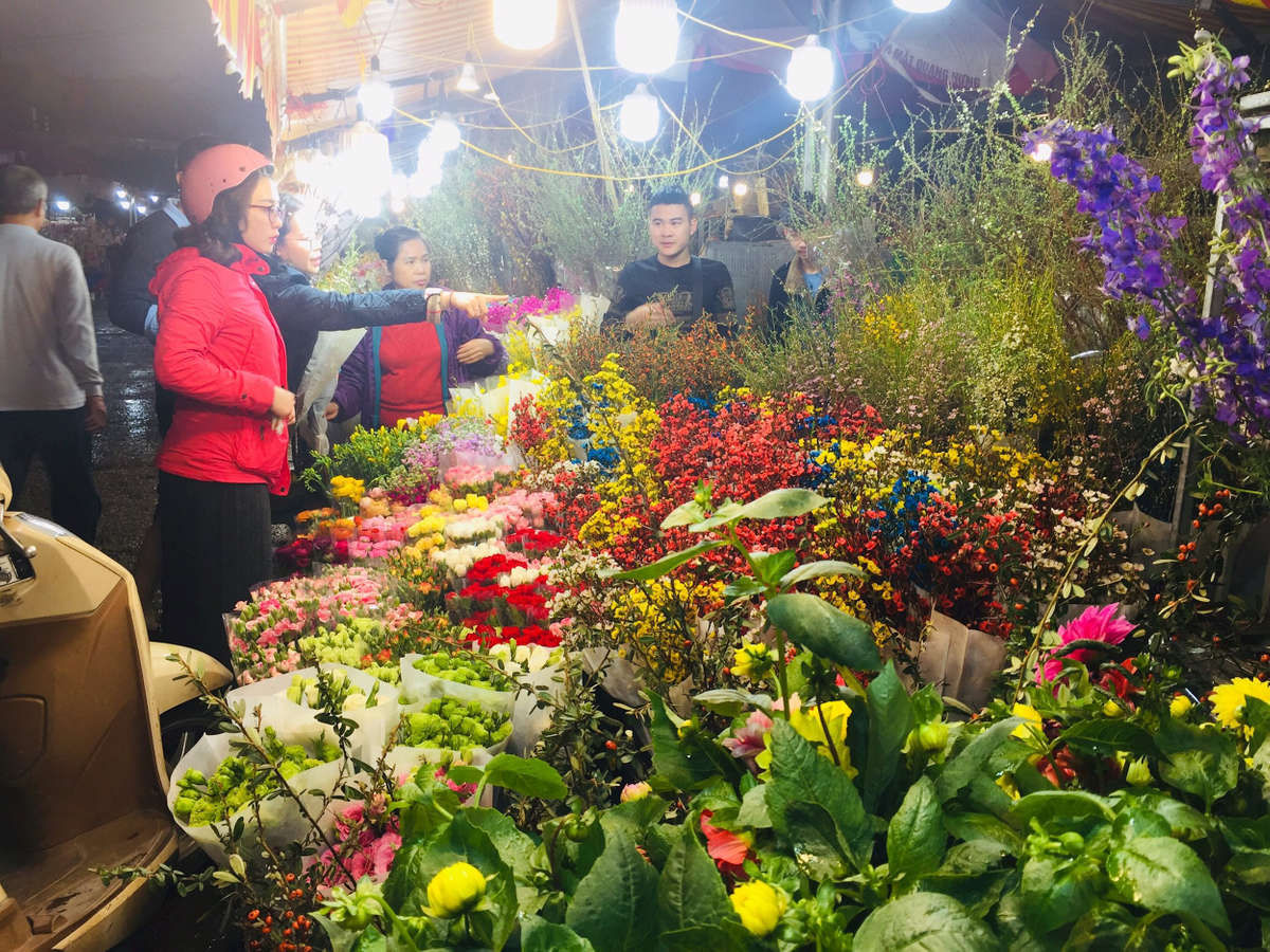 Quang Ba Flower Market